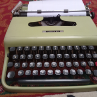 Macchina da scrivere Olivetti Lettera 22