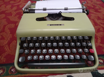 Macchina da scrivere Olivetti Lettera 22