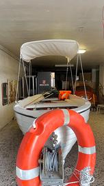 Barca con motore e accessori