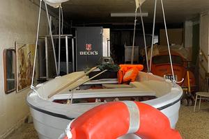 Barca con motore e accessori