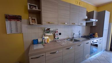 cucina completa con tavolo e sedie 
