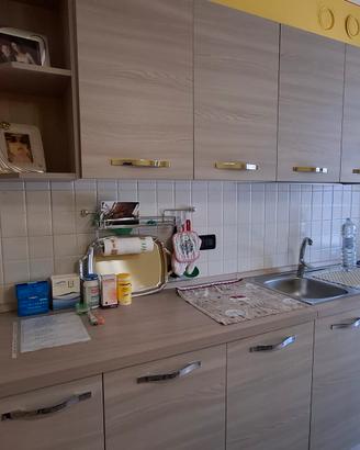 cucina completa con tavolo e sedie 