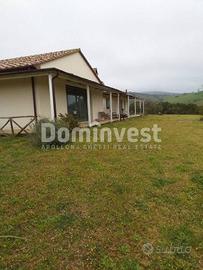 Rustico / Casale di 300 m² con più di 5 locali a C