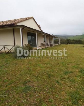 Rustico / Casale di 300 m² con più di 5 locali a C