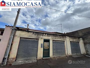 Casa con due garage e cortile