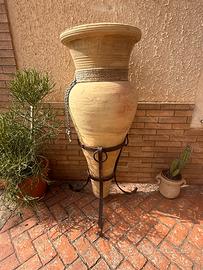 Anfora classica in terracotta a punta con 3 piede
