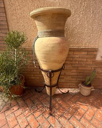 Anfora classica in terracotta a punta con 3 piede