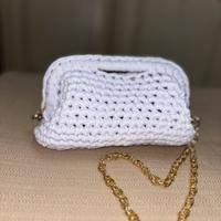 Clutch bag bianca con tracolla oro