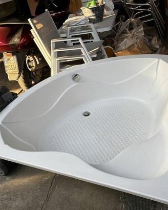 Vasca da bagno angolare con miscelatore integrato
