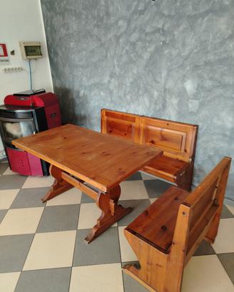 Tavolo con 2 panche. 