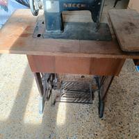 Macchina per cucire d'epoca Necchi a pedale