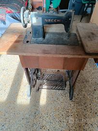 Macchina per cucire d'epoca Necchi a pedale