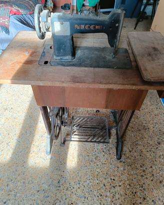 Macchina per cucire d'epoca Necchi a pedale