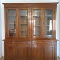 armadio di legno con vetrina
