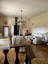 VILLA SINGOLA A PAESE