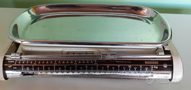 Bilancia anni '60 pesaneonati e alimenti