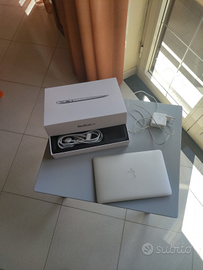 MacBook Air 11 Core i5 RAM 4 GB pari a nuovo