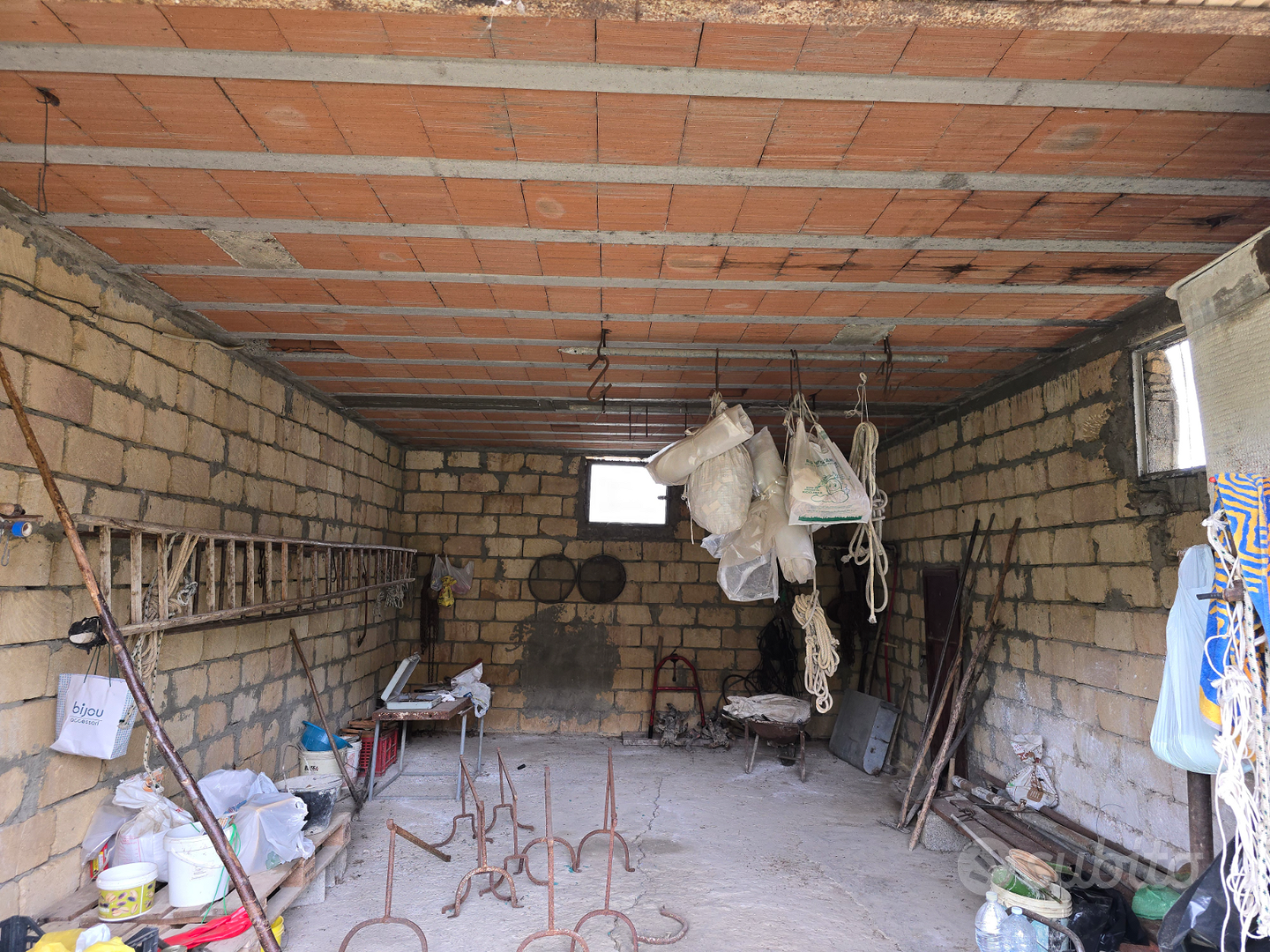 Casa di campagna con 10.000 metri di terreno - Vista 2