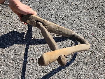 Antico collare di bovino in legno 