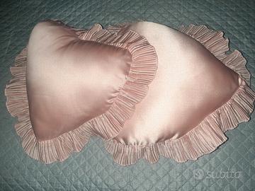 Set di 2 cuscini da arredo letto a forma di cuore