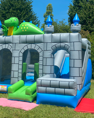 gioco gonfiabile tema castello del drago