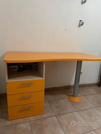 Scrivania arancione