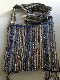 Borsetta con ricami fatti con perline e paillettes