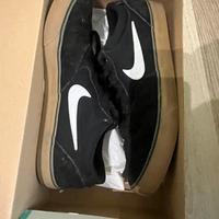Scarpe Nike SB taglia 42 al prezzo di 25 euro.