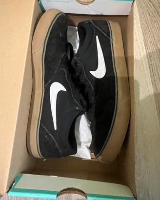 Scarpe Nike SB taglia 42 al prezzo di 25 euro.