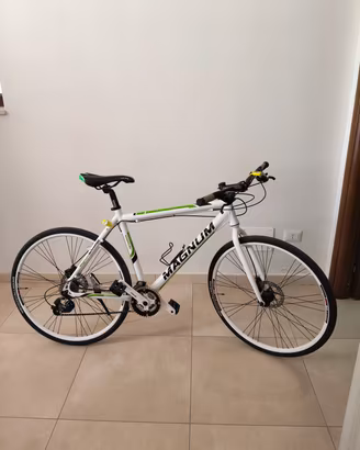 Bicicletta ibrida fitness Magnum 