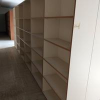 armadio scaffali tavoli