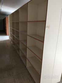 armadio scaffali tavoli