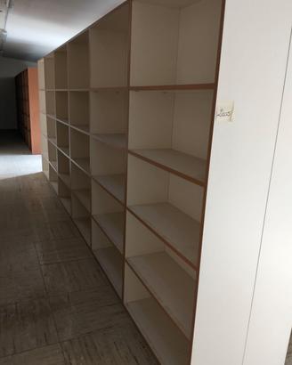 armadio scaffali tavoli