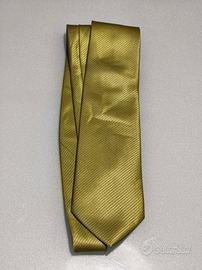 Elegante cravatta verde oro satinato 