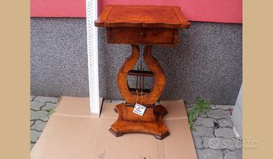 Tavolino con cassetto e piede a lira filettato