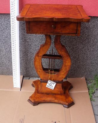 Tavolino con cassetto e piede a lira filettato