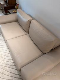 Divano in pelle beige 3 posti .