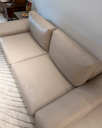 Divano in pelle beige 3 posti .
