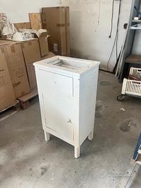 Comodino bianco antico  e rustico