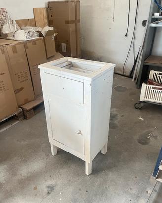 Comodino bianco antico  e rustico
