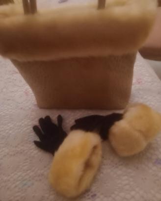 borsa airoldi con guanti e bordi pelliccia