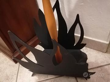 Tavolo piccolo di design con portariviste