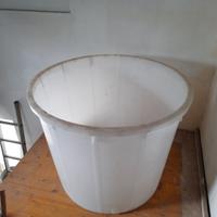 Mastello in plastica bianca da 400 Lt.