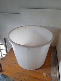 Mastello in plastica bianca da 400 Lt.