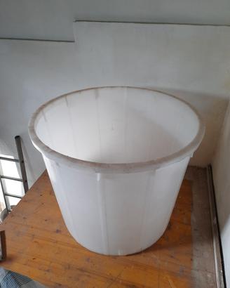 Mastello in plastica bianca da 400 Lt.