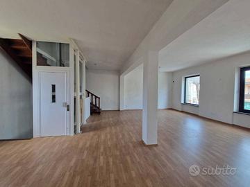 Immobile di 240 m² con 4 locali a Lucca