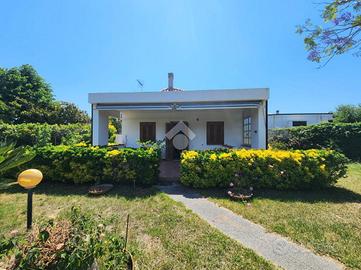 VILLA A SCHIERA A BORGIA