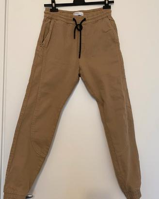 Pantaloni Bershka modello Cargo
