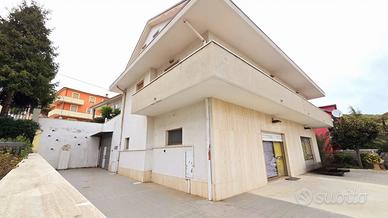 CASA SINGOLA CON GIARDINO E LOCALE COMMERCIALE A R