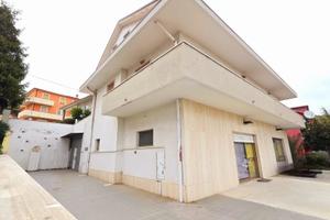 CASA SINGOLA CON GIARDINO E LOCALE COMMERCIALE A R